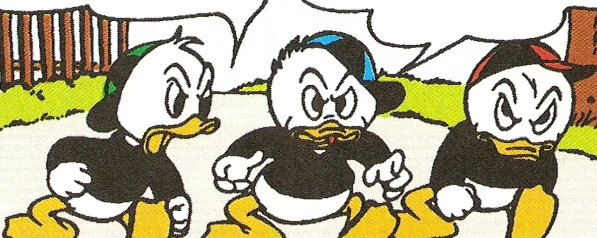 Trois personnages de canards animés, Riri, Fifi et Loulou, marchant côte à côte en colère dans une cour, avec une bulle indiquant qu'ils crient. L'un porte un chapeau bleu,
