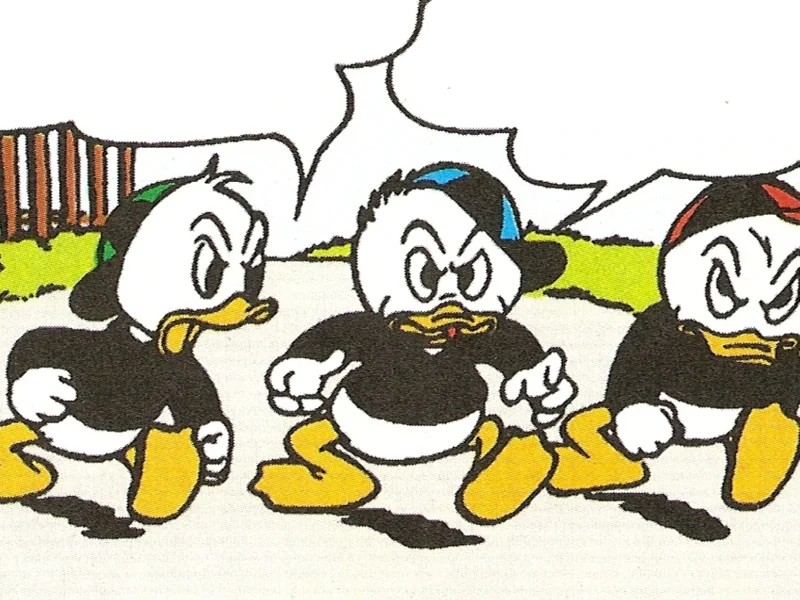 Trois personnages de canards animés, Riri, Fifi et Loulou, marchant côte à côte en colère dans une cour, avec une bulle indiquant qu'ils crient. L'un porte un chapeau bleu,