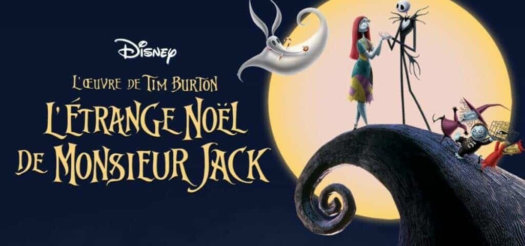 Image promotionnelle pour "L'étrange Noël de Monsieur Jack" mettant en vedette Jack Skellington et Sally sur une colline incurvée sous une pleine lune, avec une théière magique flottant à proximité.
