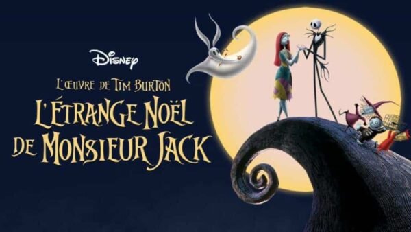 Image promotionnelle pour "L'étrange Noël de Monsieur Jack" mettant en vedette Jack Skellington et Sally sur une colline incurvée sous une pleine lune, avec une théière magique flottant à proximité.