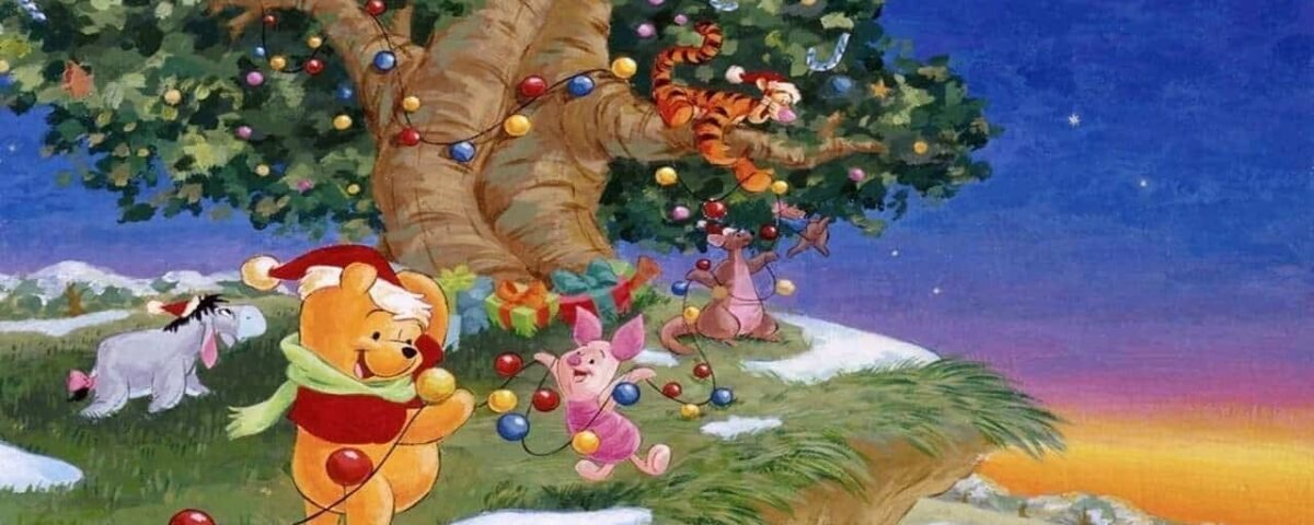 Winnie l'ourson joyeux noël et ses amis décorant un arbre avec des lumières de Noël colorées lors d'une soirée enneigée, avec un coucher de soleil éclatant en arrière-plan.