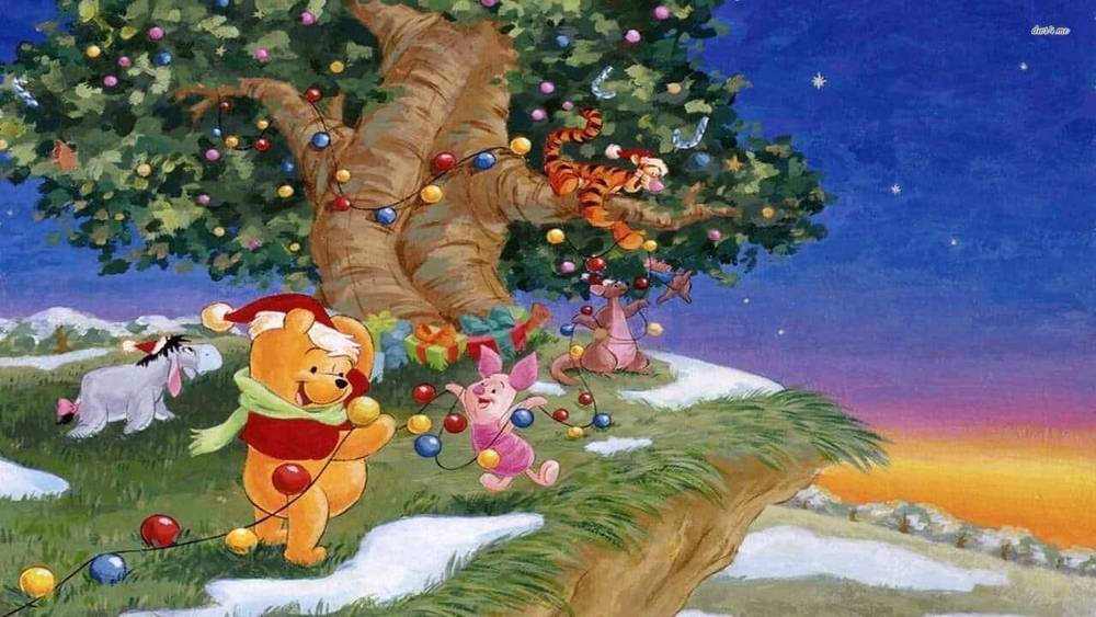 Winnie l'ourson joyeux noël et ses amis décorant un arbre avec des lumières de Noël colorées lors d'une soirée enneigée, avec un coucher de soleil éclatant en arrière-plan.
