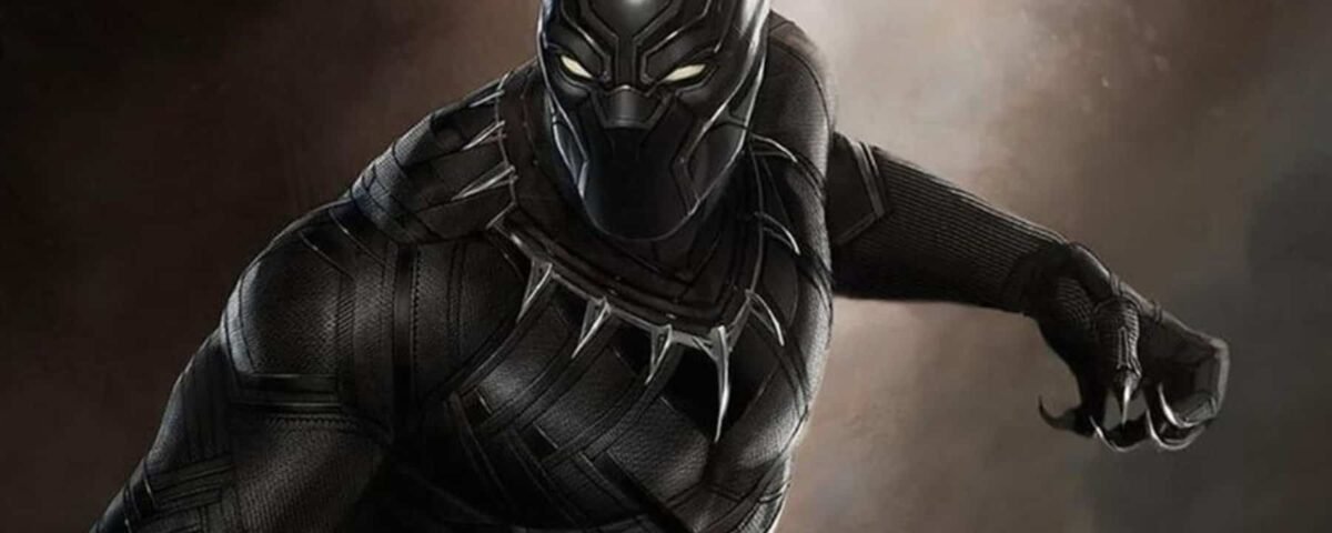 Panthère noire dans une pose dynamique, vêtue d'un costume texturé détaillé avec un collier métallique, sur un fond fumé et ombragé, inspiré de la sortie 2018 de Disney.