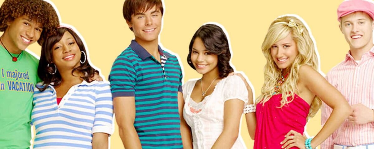 Image promotionnelle de six jeunes acteurs de « High School Musical », souriant et posant sur un fond jaune vif. Ils portent des tenues estivales décontractées et colorées.