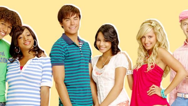 Image promotionnelle de six jeunes acteurs de « High School Musical », souriant et posant sur un fond jaune vif. Ils portent des tenues estivales décontractées et colorées.