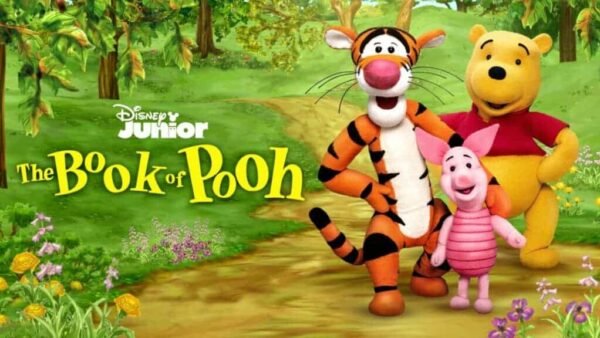 Image promotionnelle du "livre de Winnie l'ourson" montrant Tigrou, l'ourson et Porcinet debout ensemble dans un décor de forêt verdoyante et vibrante, avec le logo Disney Junior