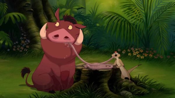 Image animée de "Le Roi Lion 3" représentant un grand phacochère brun et un mince suricate beige dans une jungle luxuriante. Le phacochère semble confus alors que