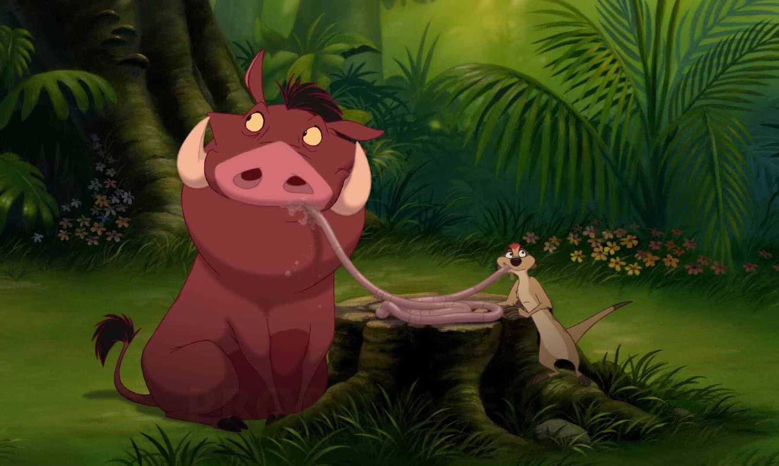 Image animée de "Le Roi Lion 3" représentant un grand phacochère brun et un mince suricate beige dans une jungle luxuriante. Le phacochère semble confus alors que