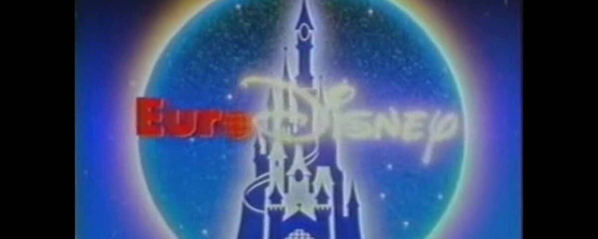 L'image montre le logo classique d'Euro Disney L'ouverture, représentant un château stylisé se découpant sur un globe lumineux avec les mots « Euro Disney » en lettres rouges grasses.