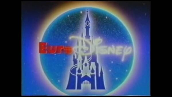L'image montre le logo classique d'Euro Disney L'ouverture, représentant un château stylisé se découpant sur un globe lumineux avec les mots « Euro Disney » en lettres rouges grasses.