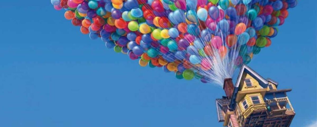 Une maison fantaisiste soulevée dans un ciel bleu clair par un groupe de centaines de ballons colorés, un peu comme la maison de "Là-haut".