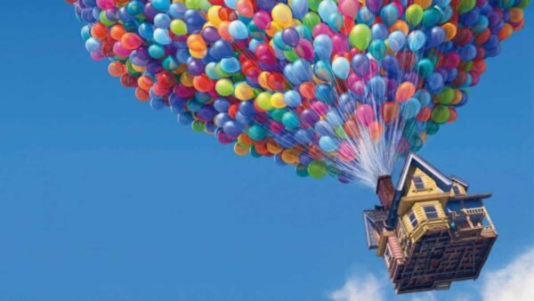 Une maison fantaisiste soulevée dans un ciel bleu clair par un groupe de centaines de ballons colorés, un peu comme la maison de "Là-haut".