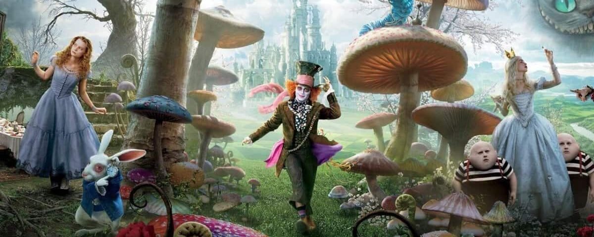 Une scène colorée et fantastique de "Alice de l'autre côté du miroir" mettant en scène des personnages comme Alice, le Chapelier Fou et le Lapin Blanc dans un paysage rempli de champignons avec un