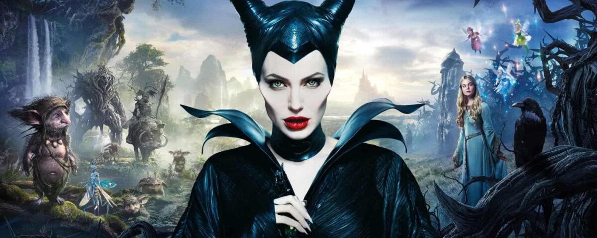 Une scène fantastique mettant en scène Maléfique avec ses cornes noires et son bâton emblématiques, debout dans une forêt mystique peuplée de créatures et de cascades.