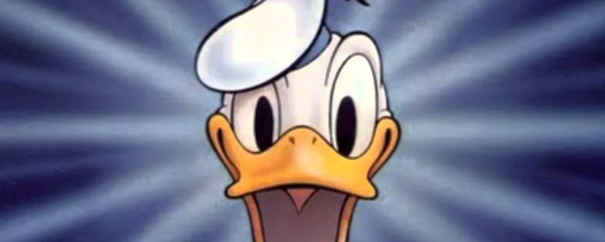 Une illustration de Donald Duck avec une expression choquée grande ouverte, sur un fond rayonnant bleu dynamique. Il porte son chapeau de marin classique avec un pompon noir.