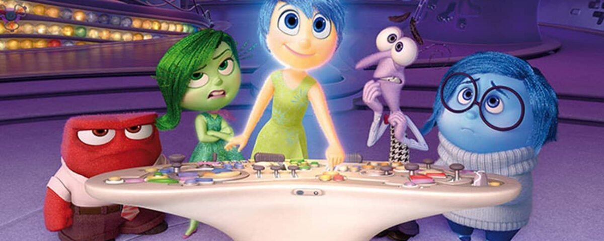 Les personnages animés de joie, de tristesse, de colère, de peur et de dégoût du film « Inside Out » se tiennent autour d'une console de contrôle dans « Vice Versa », exprimant diverses émotions.