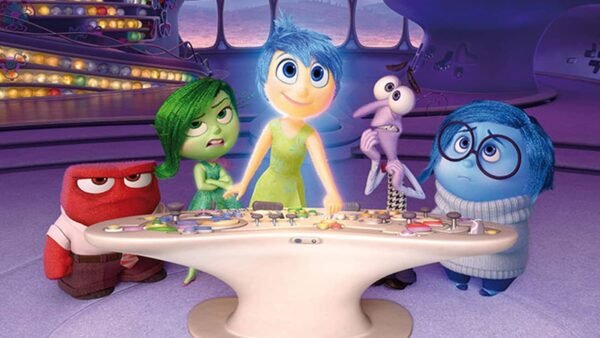 Les personnages animés de joie, de tristesse, de colère, de peur et de dégoût du film « Inside Out » se tiennent autour d'une console de contrôle dans « Vice Versa », exprimant diverses émotions.
