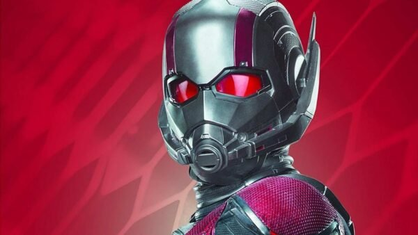 Gros plan du casque d'Ant-Man avec des yeux rouges brillants sur fond rouge, mettant en valeur les textures détaillées de sa combinaison et de son casque.