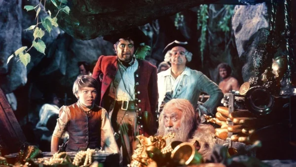 Un groupe d'aventuriers, dont un jeune garçon, un homme robuste et un homme plus âgé, examinent un trésor sur "l'Île au Trésor" dans une grotte remplie de pièces d'or.