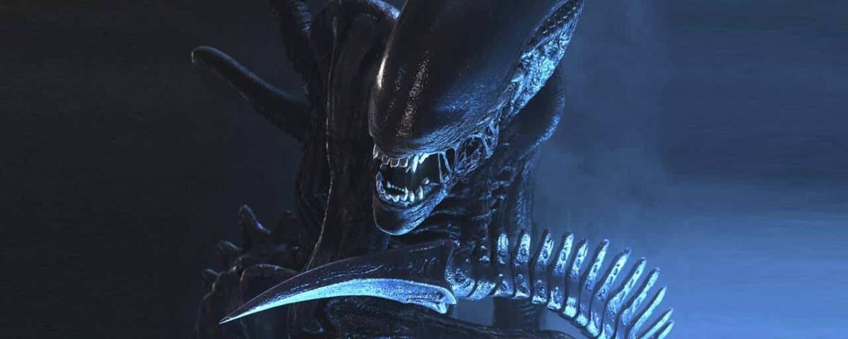 Un gros plan d'un xénomorphe de la franchise "Aliens le retour", mettant en valeur son exosquelette noir brillant et sa tête allongée et lisse dans un environnement faiblement éclairé et aux teintes bleues.