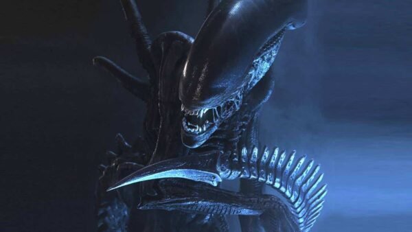 Un gros plan d'un xénomorphe de la franchise "Aliens le retour", mettant en valeur son exosquelette noir brillant et sa tête allongée et lisse dans un environnement faiblement éclairé et aux teintes bleues.
