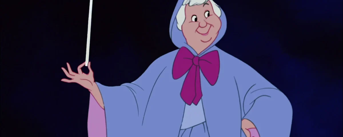 La marraine de Cendrillon, souriante et vêtue d'une cape bleue avec un noeud rose, tient sa baguette magique levée sur fond de nuit étoilée.