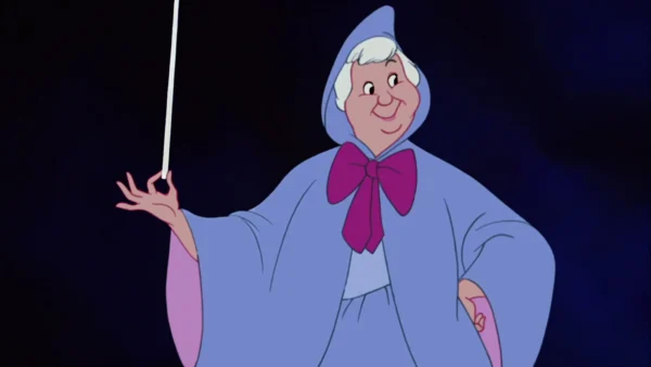 La marraine de Cendrillon, souriante et vêtue d'une cape bleue avec un noeud rose, tient sa baguette magique levée sur fond de nuit étoilée.