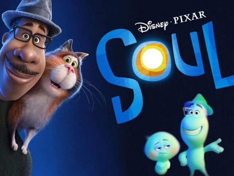 Image promotionnelle du film Disney Pixar « Soul », mettant en vedette les personnages Joe Gardner avec son fedora, un chat et deux âmes au style fantaisiste sur fond bleu avec le titre du film « S