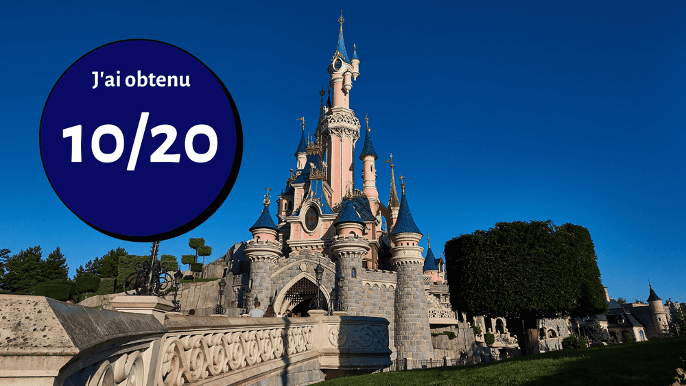 Une vue pittoresque du château de Disneyland Paris lors d'un quiz en journée sous un ciel bleu clair, avec un grand texte en superposition dans le coin supérieur gauche qui dit "j'ai obtenu 10/20