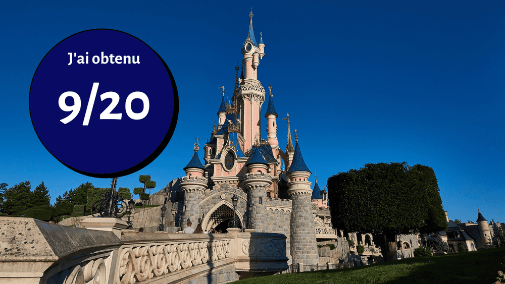 Image de Disneyland Paris mettant en vedette le Château de la Belle au bois dormant sous un ciel bleu clair. Un grand cercle bleu avec "J'ai obtenu 9/20" en texte blanc du Disneyland Quiz superpose la photo