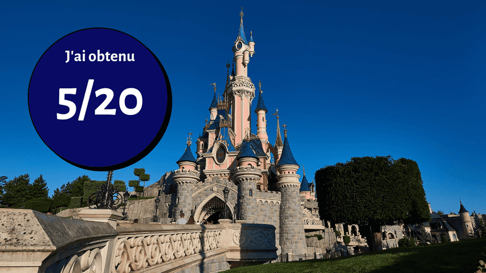 Une vue imprenable sur l'emblématique Château de la Belle au Bois Dormant de Disneyland Paris par une journée ensoleillée, avec un grand cercle bleu superposé affichant « J'ai obtenu 5/20 » en texte blanc.
