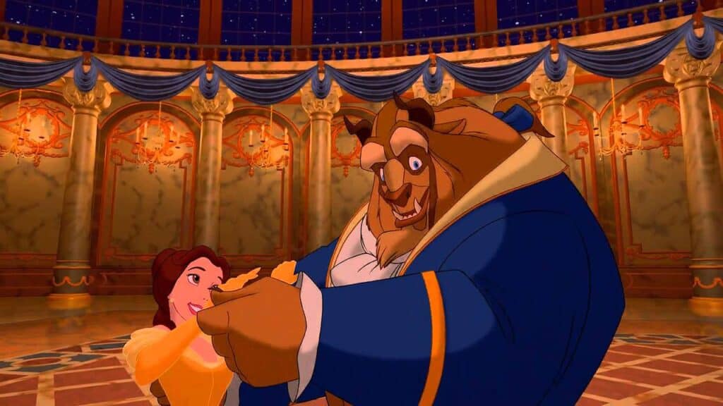 Belle, vêtue d'une robe jaune, danse avec la bête, qui porte un costume bleu, dans une salle de bal opulente avec de grands lustres et de grandes fenêtres pendant que des chansons françaises de Disney sont jouées dans Disney.