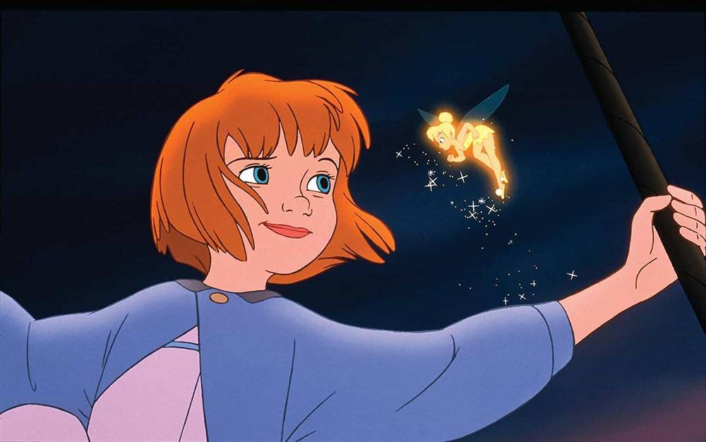 Une jeune fille animée aux cheveux courts auburn, vêtue d'une tenue médiévale, regarde avec admiration une petite fée rougeoyante qui projette des étincelles, rappelant une scène de Peter Pan, sur fond de ciel.