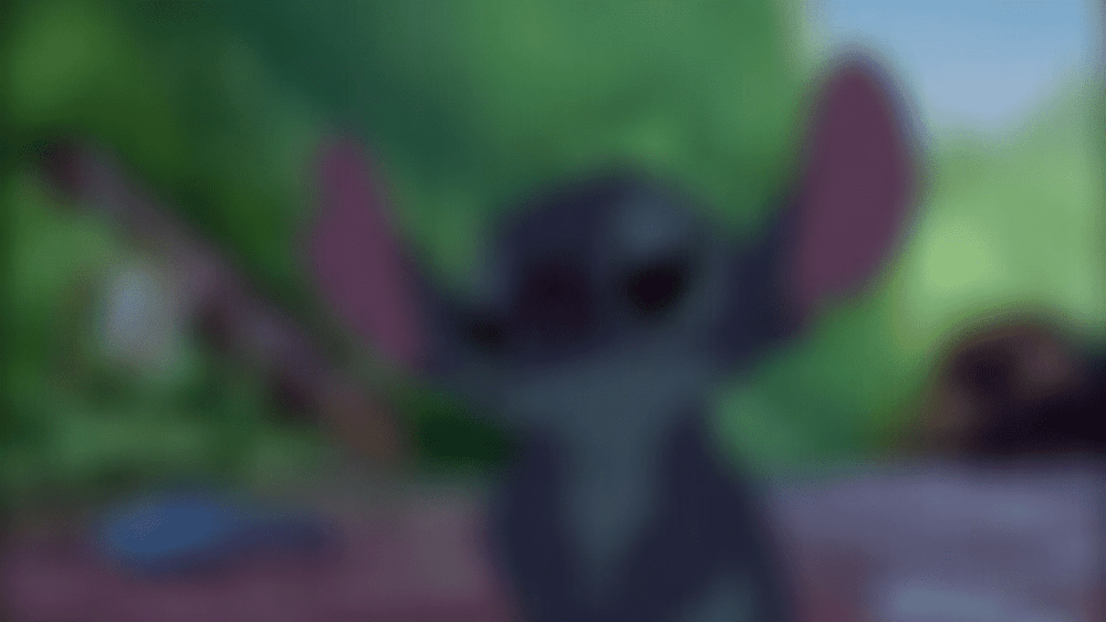 Lilo et Stitch camouflés dans les bois avec des personnages Disney flous.