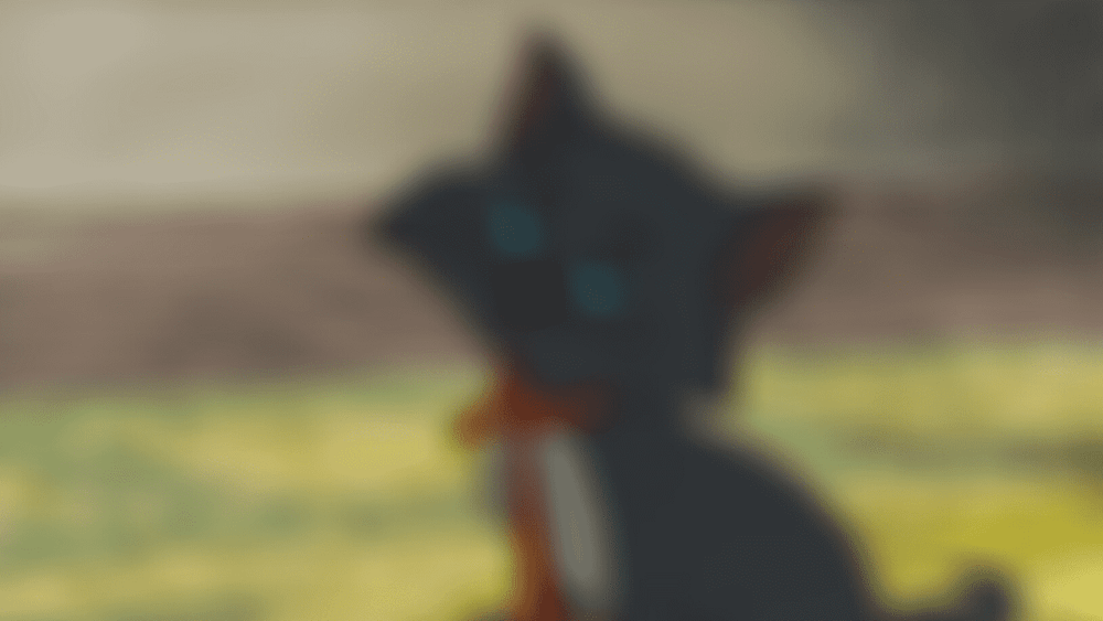 Un chat noir en cravate avec des personnages Disney flous en arrière-plan.