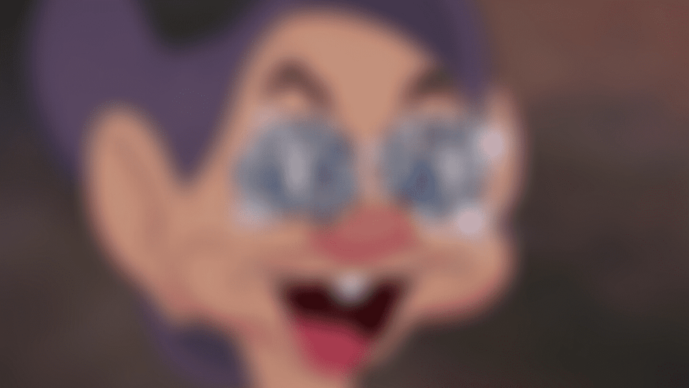 Un personnage de dessin animé avec des cheveux violets et des lunettes.