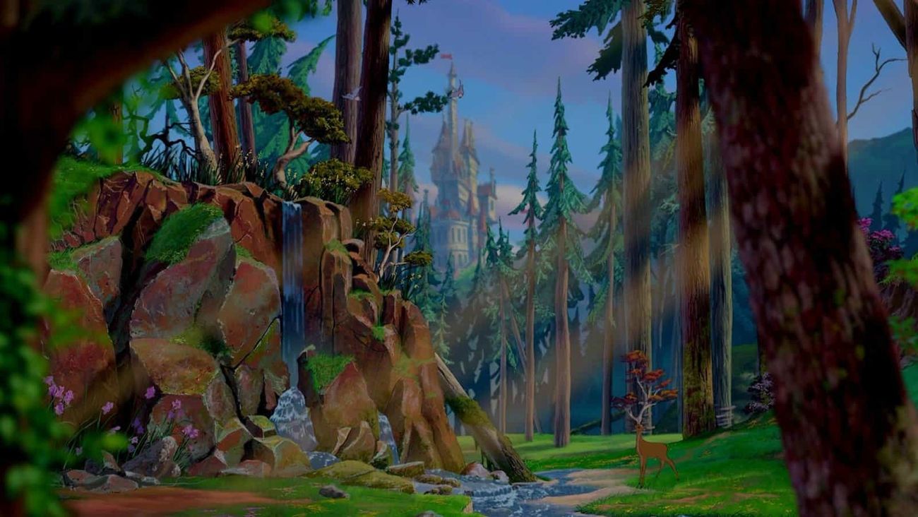 Une scène forestière sereine et animée avec des arbres imposants, un ruisseau qui coule, des rochers couverts de mousse et un cerf debout au bord de l'eau, avec un château visible dans la brume lointaine. Ce décor ressemble à des décors