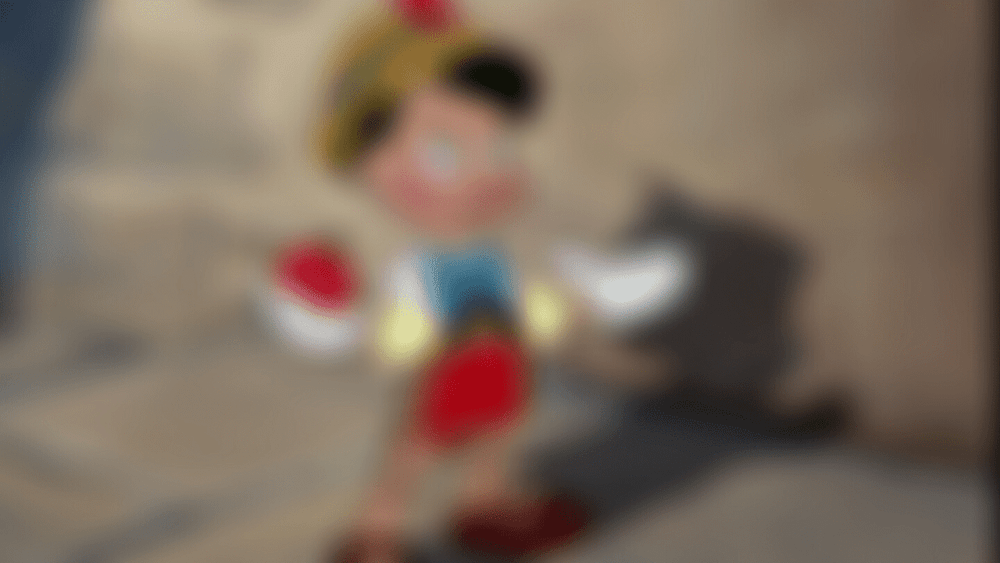 Un personnage de Disney se tient devant un mur flou.