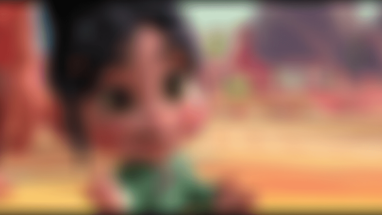 Une petite fille se tient debout à côté d'un personnage flou de Disney.
