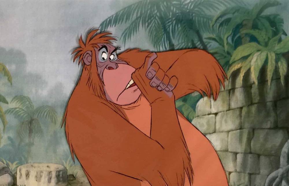 Un orang-outan Disney animé à la fourrure orange, l'air perplexe alors qu'il se gratte la tête, sur fond de jungle et de ruines antiques.