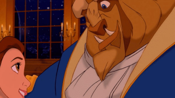 Belle et la bête partagent un moment romantique pendant le dîner, la bête regardant Belle affectueusement dans une pièce éclairée aux bougies, représentée dans un style animé vibrant.