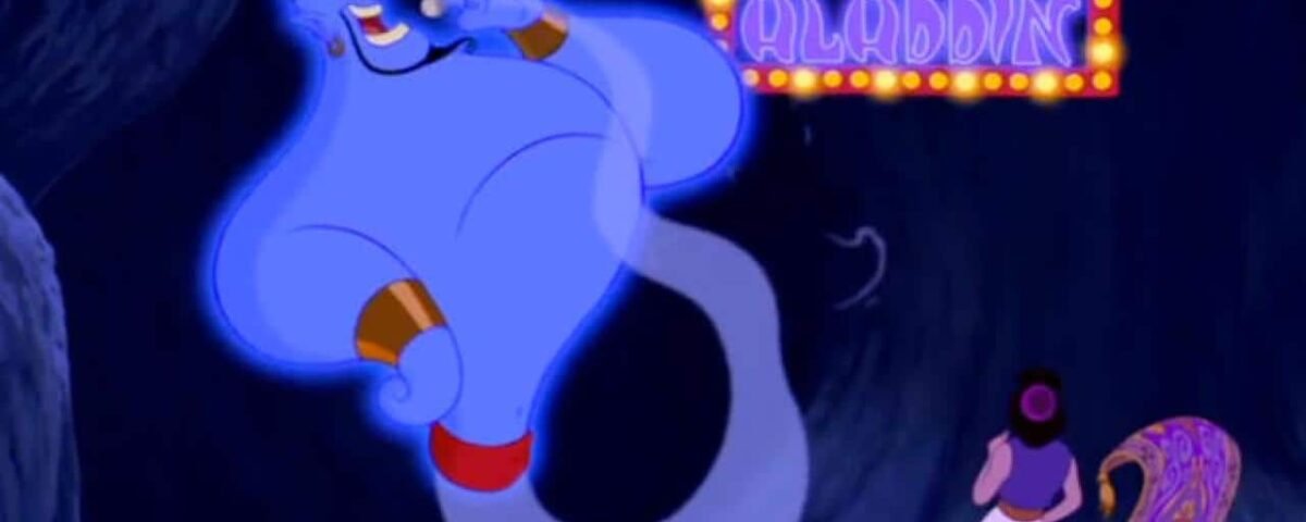 Le génie d'Aladdin de Disney apparaît grand et bleu, parlant joyeusement à Aladdin dans une grotte sombre, avec le logo du film brillant en haut au centre.