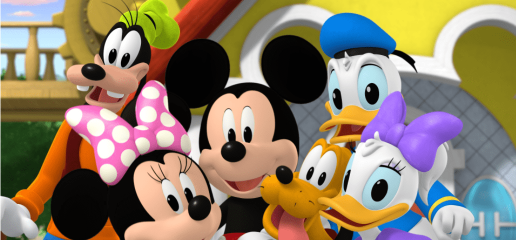 Un groupe de personnages de Mickey Mouse à l'extérieur de la maison.