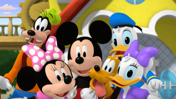 Un groupe de personnages de Mickey Mouse à l'extérieur de la maison.