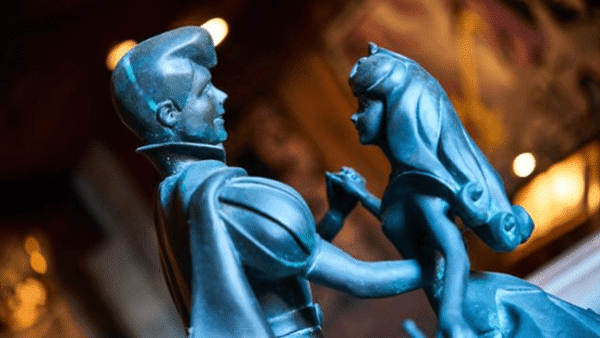 Une statue Belle au Bois Dormant représentant un homme et une femme se tenant la main se trouve à Disneyland Paris.