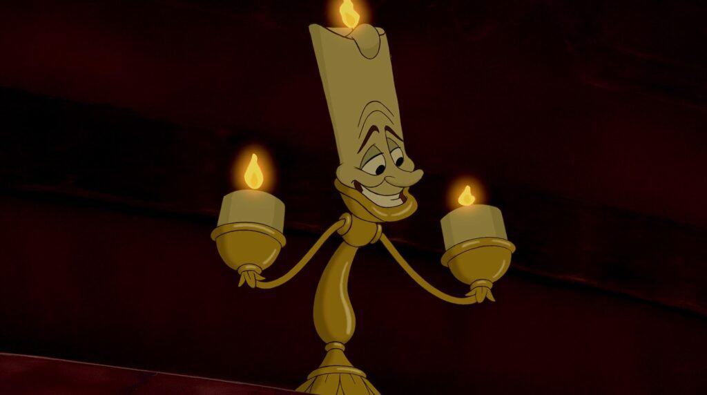 Un personnage chandelier animé de Disney, avec une expression faciale, tenant deux bougies allumées, sur un fond rouge foncé.