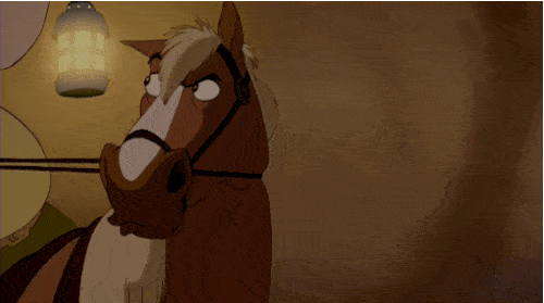 Un cheval inspiré de "La Belle et la Bête" avec une lampe devant.