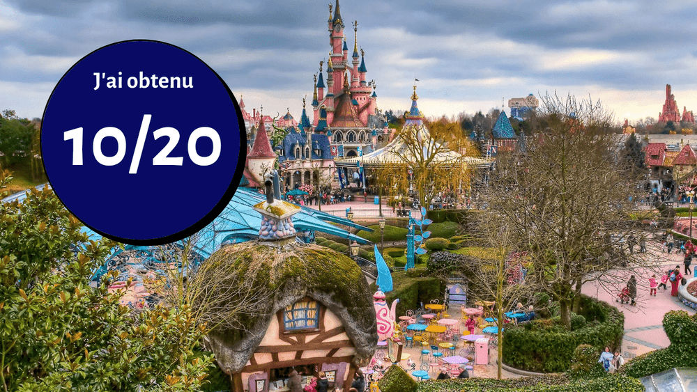 Une vue vibrante de Disneyland Paris avec son château emblématique en arrière-plan et ses attractions thématiques au premier plan, recouvertes d'un cercle bleu indiquant « j'ai obtenu 10/20 » en français.