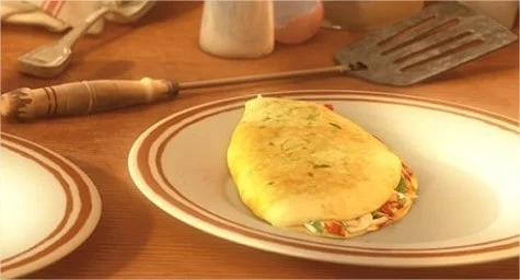 Une omelette brun doré remplie de légumes sur une assiette rayée, présentée dans des films d'animation, avec des ustensiles de cuisine et une salière en arrière-plan sur une table en bois.