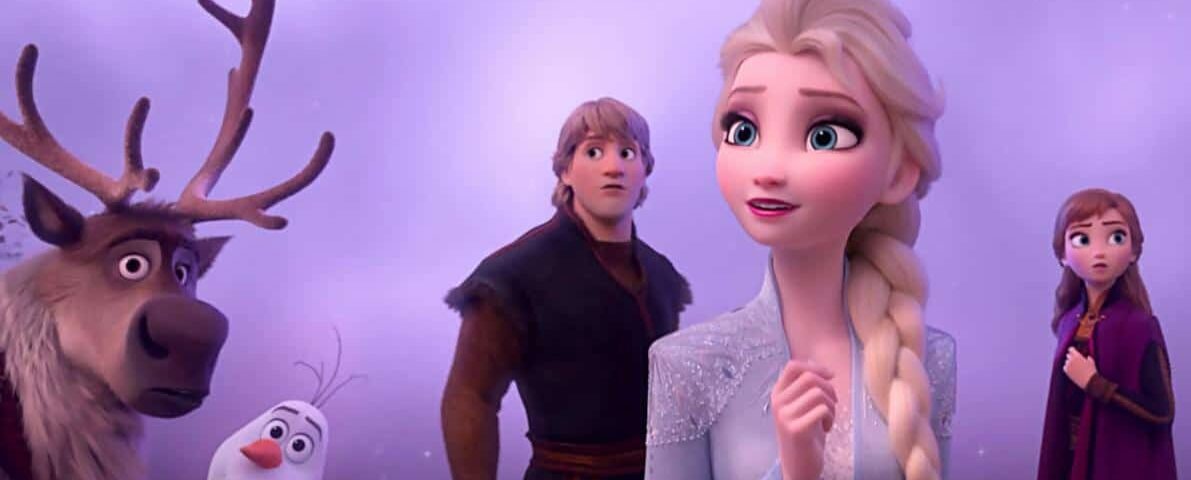 Image tirée du film d'animation "la reine des neiges", mettant en vedette les personnages Kristoff, Sven le renne et Olaf le bonhomme de neige, avec la princesse Elsa et Anna dans un t-shirt violet